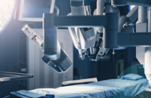 Un robot in una sala operatoria